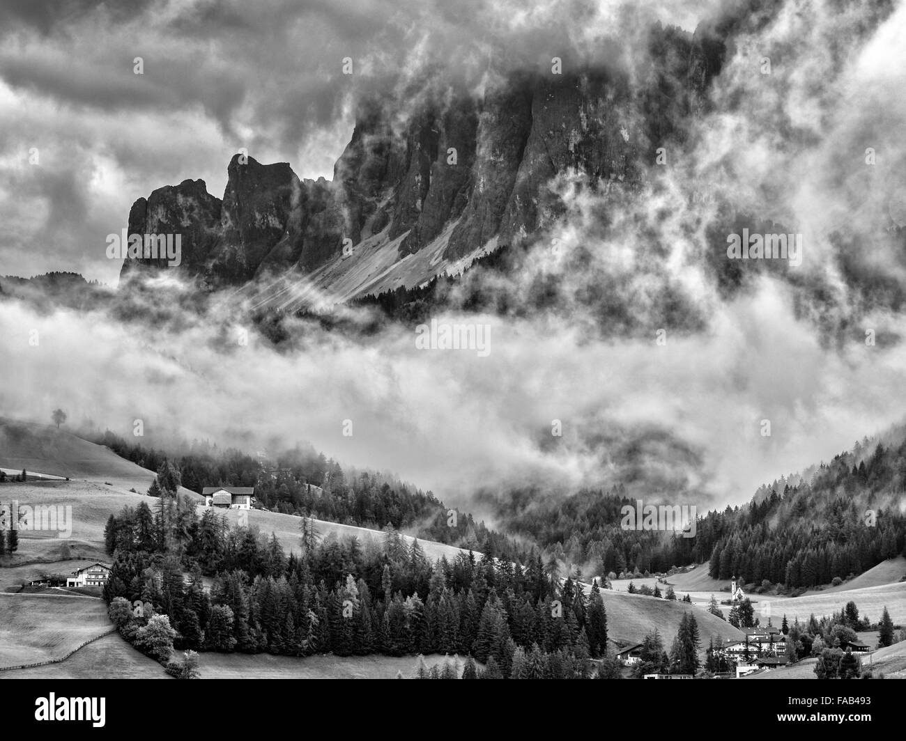 En passant les nuages de tempête dans la vallée de Funes et la dolomite vont dans le Nord de l'Italie Banque D'Images