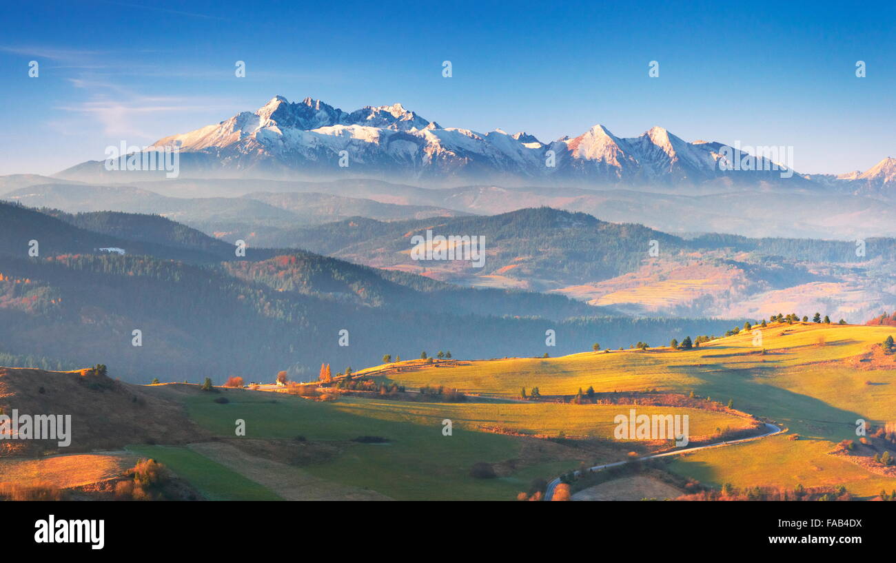 Montagnes Pieniny - dans la distance que vous pouvez voir les montagnes Tatras, Pologne Banque D'Images