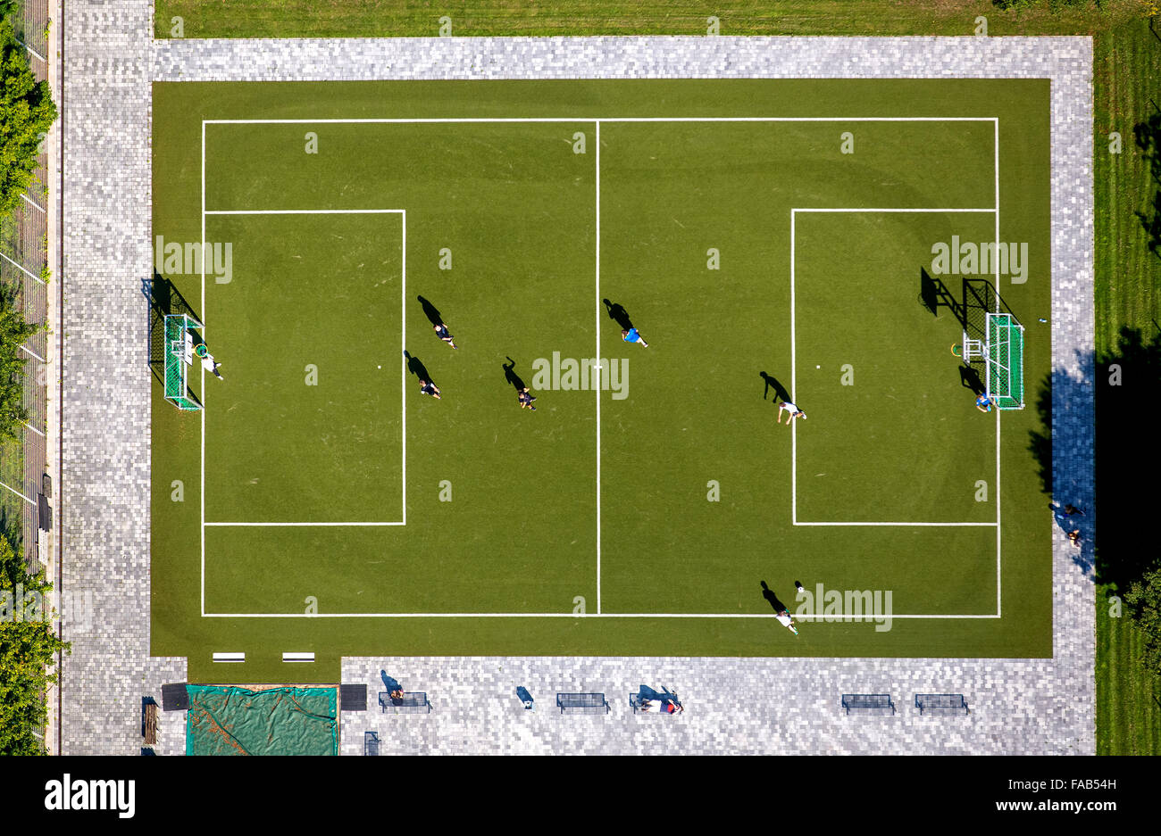 Vue aérienne, petit terrain de football, terrain vert d'enregistrement perpendiculaire, école, sports, football, Erich professionnelle Gutenberg Banque D'Images