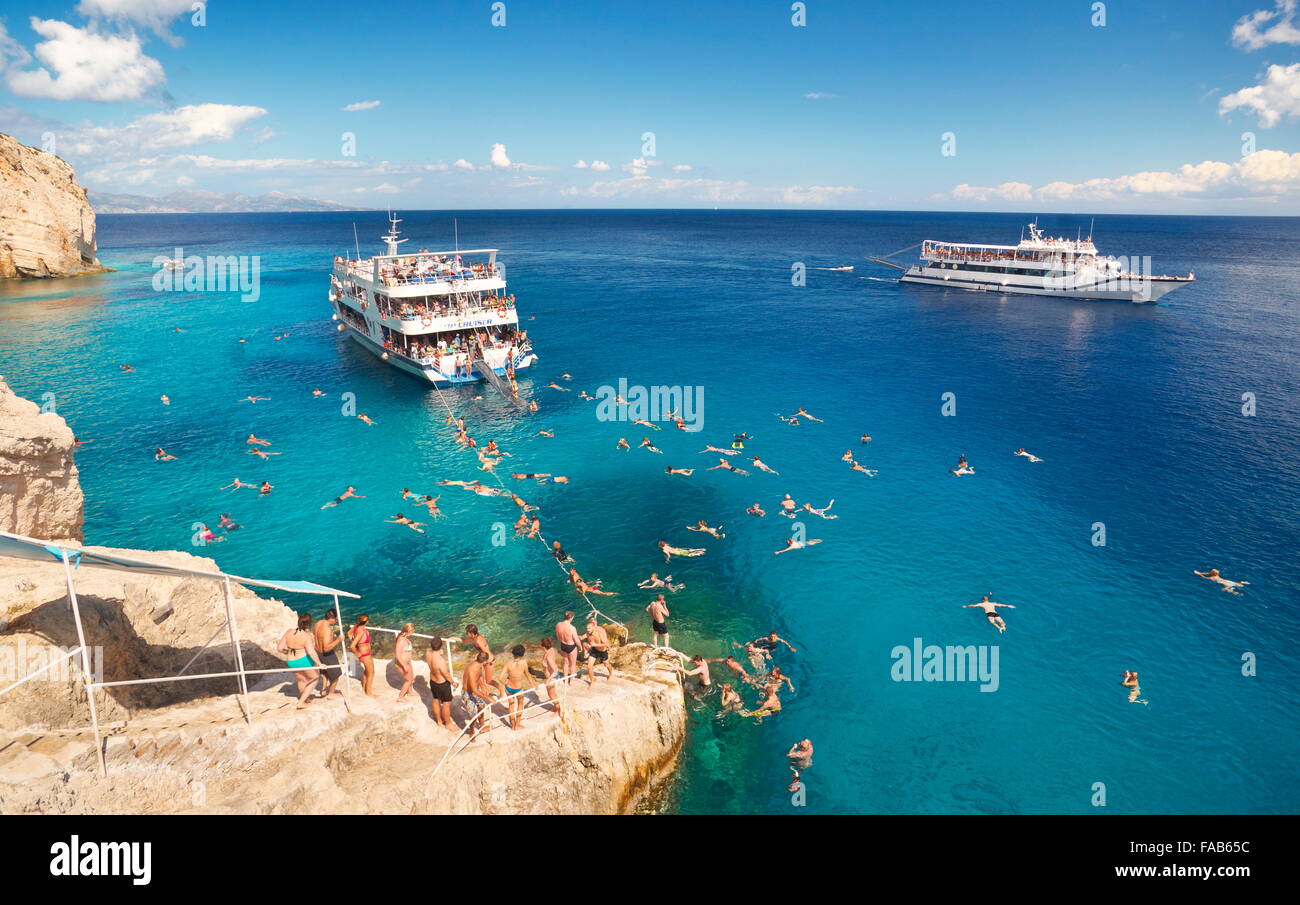 Zakynthos Vacances Bateau Plage Falaise Banque d'image et photos Alamy