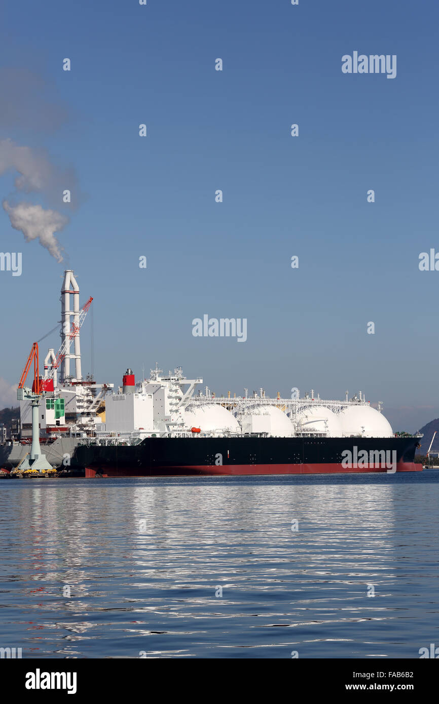 Cargaison de GNL navire amarré dans le port Banque D'Images