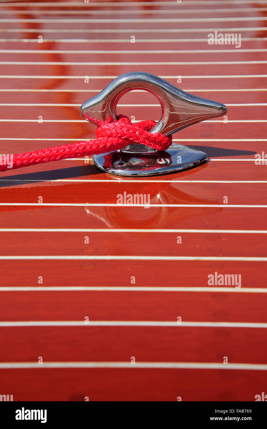 Cale chromée montée sur le col de l'avant d'un bateau de runabout en acajou d'époque. Banque D'Images