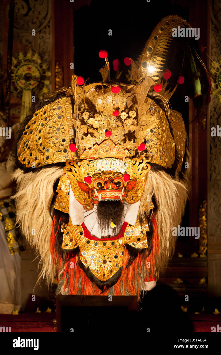 L'enfant terrible de manger est le démon Rangda reine des leyaks selon la mythologie balinaise traditionnelle. Banque D'Images