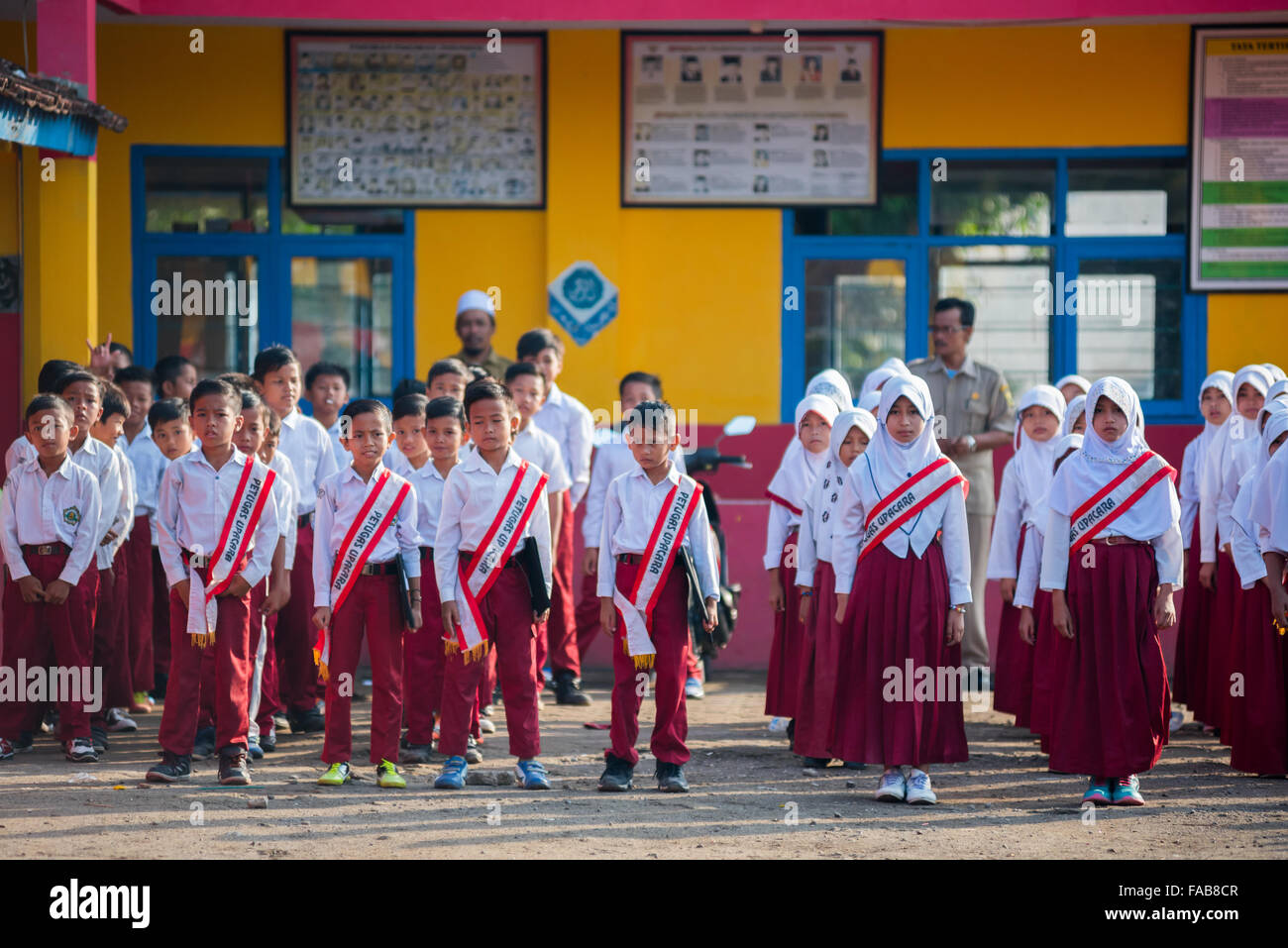 Les élèves de l'école élémentaire de l'Indonésie au cours de la cérémonie du drapeau hebdomadaire. Banque D'Images