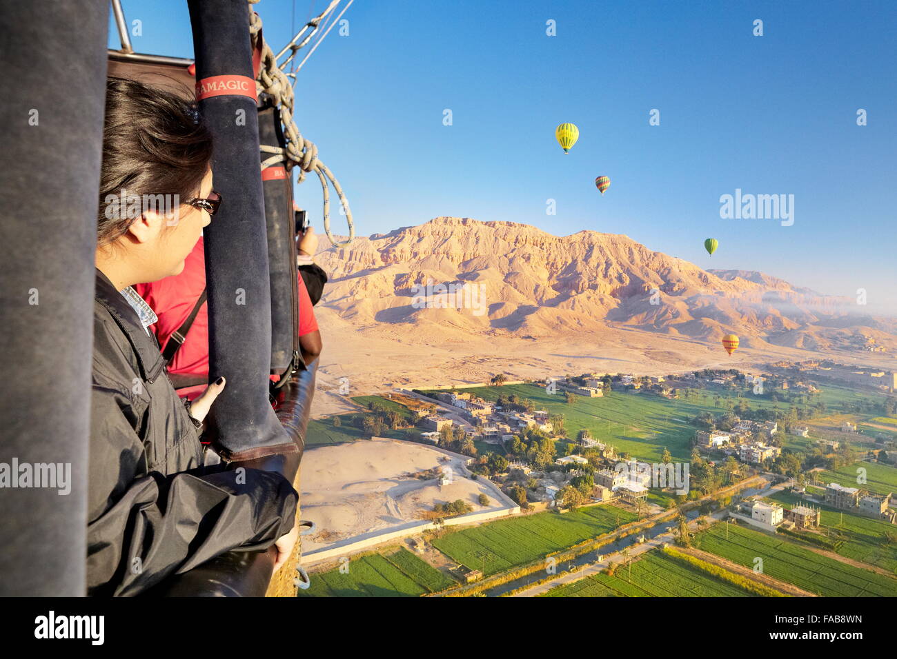 Égypte - vols en montgolfière sur la rive ouest du Nil, paysage de montagnes et de la vallée verte Banque D'Images