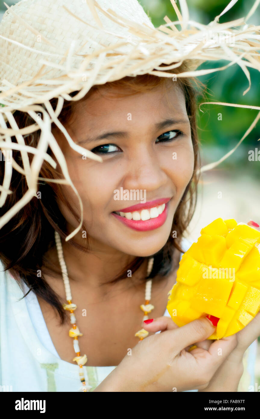 Young Asian woman à la mangue fraîche, sur l'emplacement, Cebu, Philippines Banque D'Images