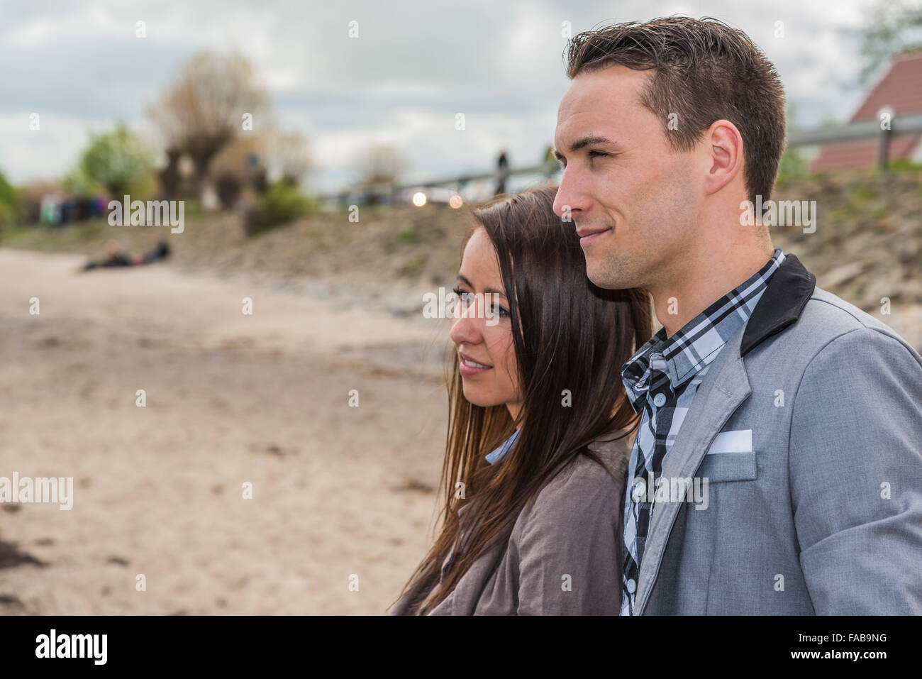Couple de 25 à 30, l'âge, à la plage Banque D'Images