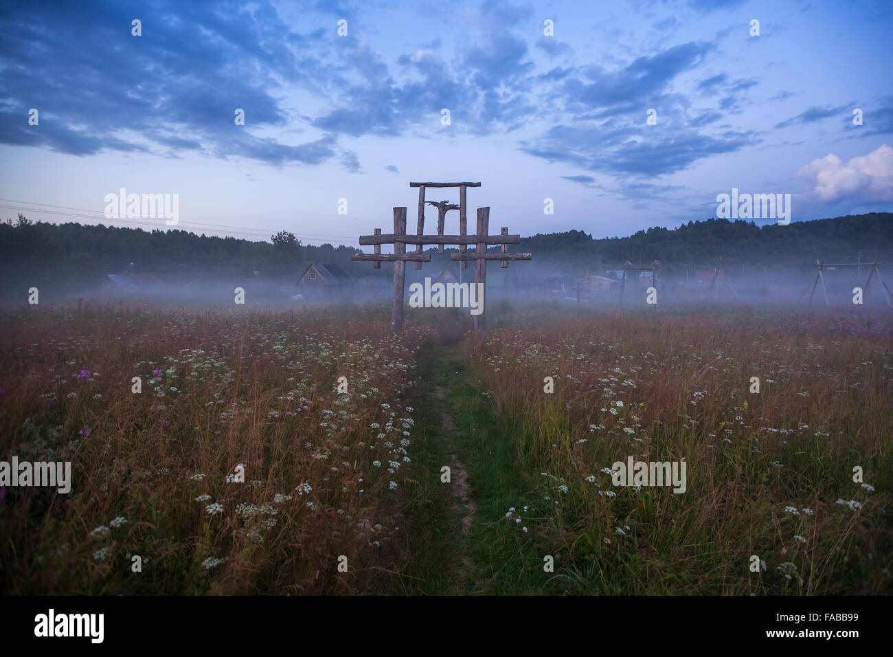 Le chamanisme. Totem dans le village de vieux croyants dans l'outback russe dans la nuit. Banque D'Images