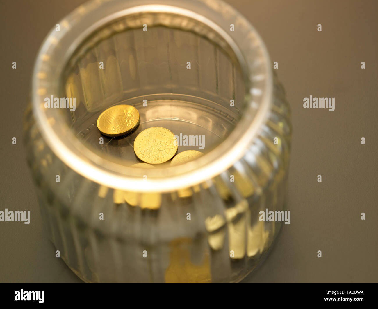 Peu de pièces de monnaie pour l'enregistrement de jar Banque D'Images