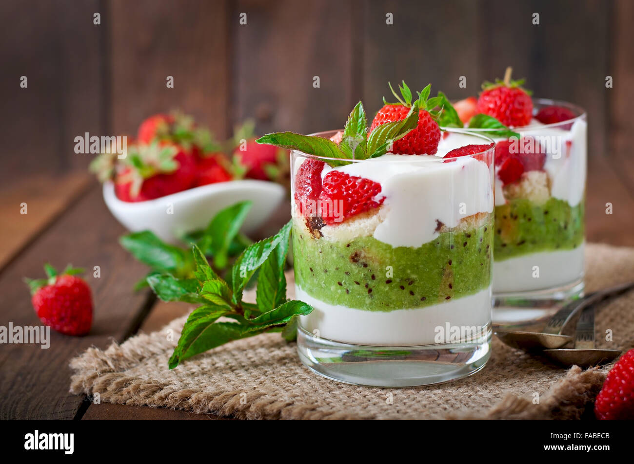 Dessert crémeux aux fraises et kiwi Banque D'Images