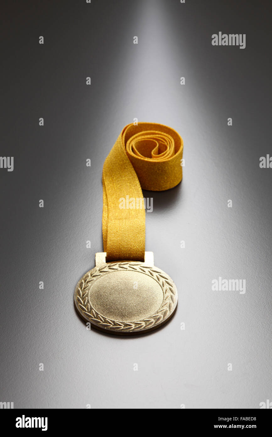 Médaille d'or sur un fond gris, Banque D'Images
