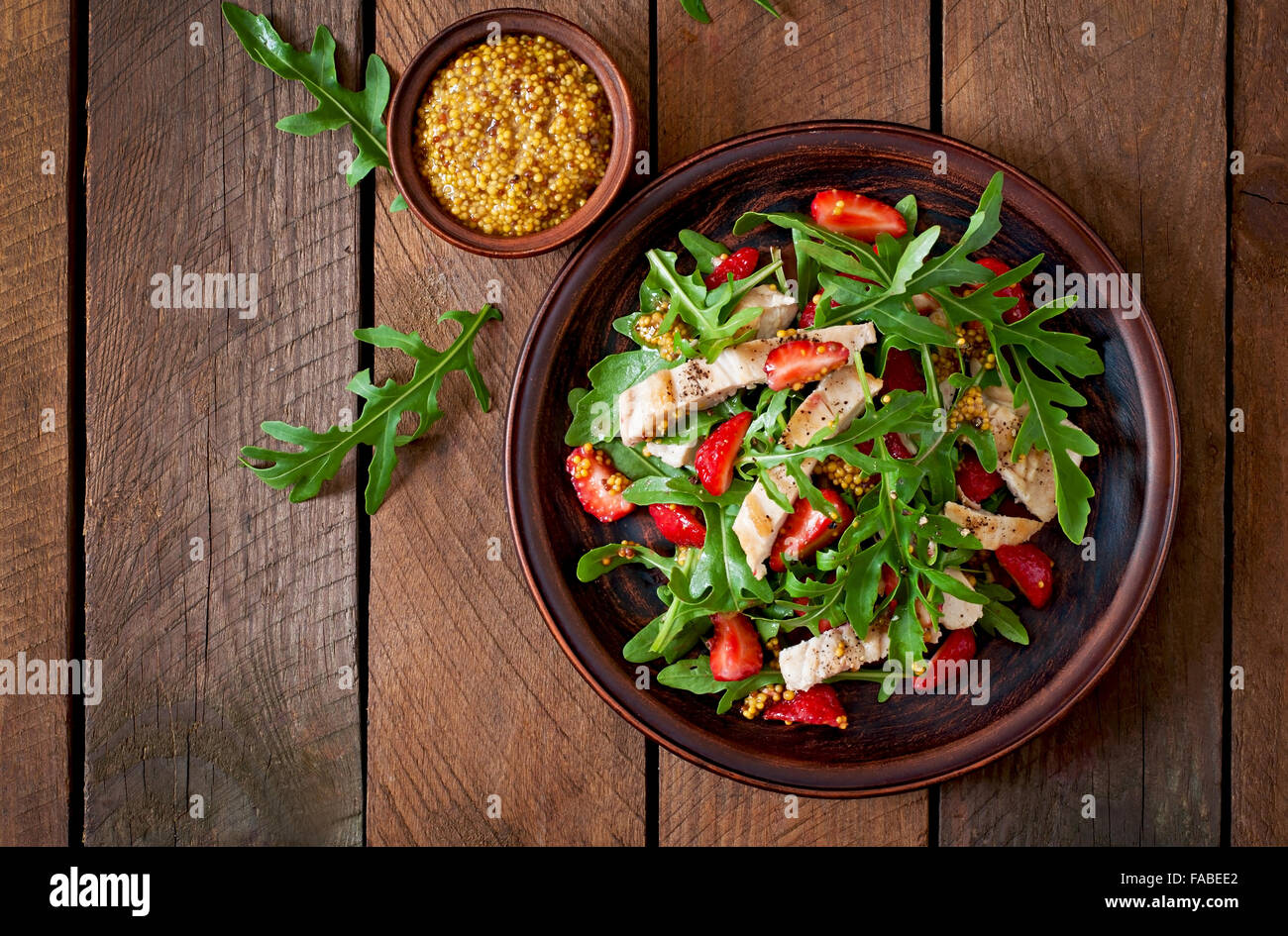 Salade de poulet à la roquette et les fraises Banque D'Images