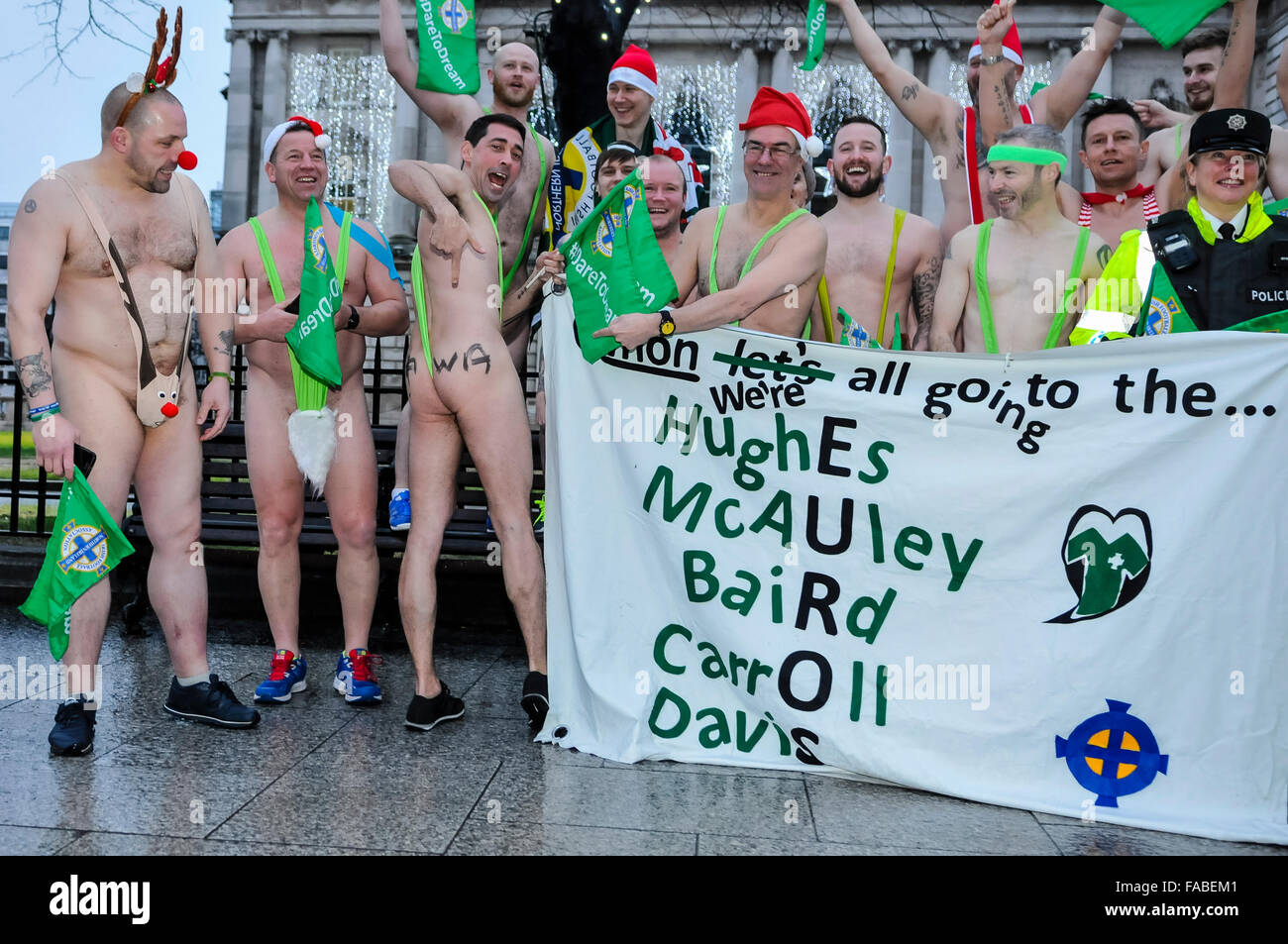 Belfast, Irlande du Nord. 26 Dec 2015 - Le match du jour et la Radio 5 présentateur Colin Murray promenades autour de Belfast en ankini "vert", après que les paris que l'Irlande du Nord ne seraient pas admissibles à l'Euro 2016 finales de football. Crédit : Stephen Barnes/Alamy Live News Banque D'Images