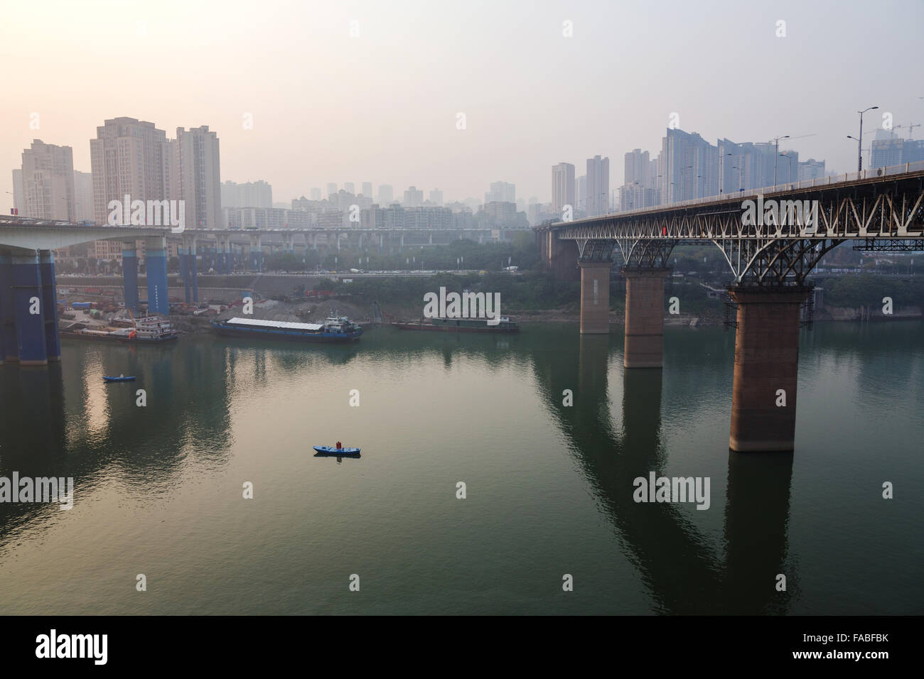 Durant le coucher du soleil sur le fleuve Yangtze Chongqing en Chine Banque D'Images