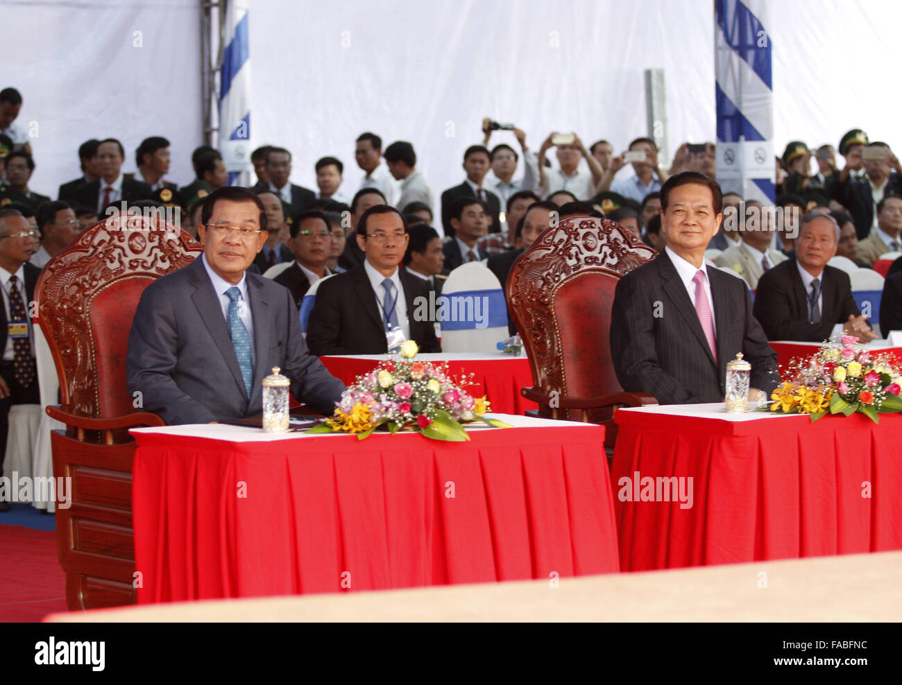 Rattanakiri, Rattanakiri province du Cambodge et Vietnam's province de Gia Lai. Dec 26, 2015. Le Premier ministre cambodgien Hun Sen (L, à l'avant) et le Premier ministre vietnamien Nguyen Tan Dung (R, avant) assister à l'inauguration d'un marqueur de frontière situé entre le Cambodge et le Vietnam du Rattanakiri province province de Gia Lai, 26 Décembre, 2015. Le Premier ministre cambodgien Hun Sen et son homologue vietnamien Nguyen Tan Dung a inauguré deux bornes frontière le samedi, annonçant que 83,2 pour cent de la frontière commune a été délimitée. Credit : Sovannara/Xinhua/Alamy Live News Banque D'Images