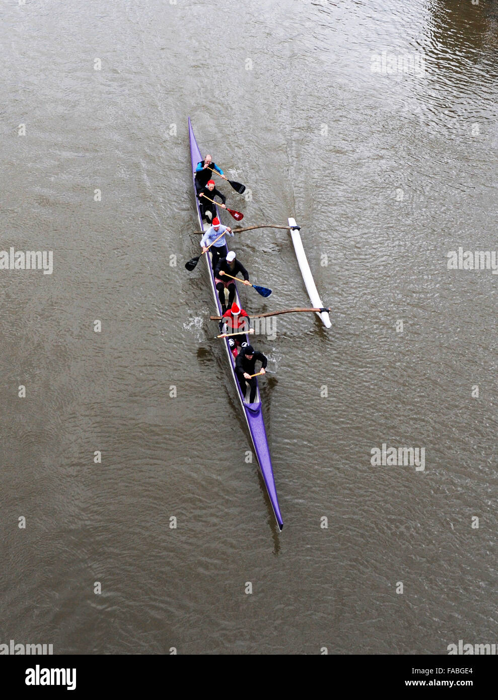 Kew, Londres, Royaume-Uni. 26 Décembre, 2015. Les canoéistes dans un bateau de six hommes profiter de Boxing Day l'exercice sur la Tamise sur un terne mais jour sec de Kew à Londres Crédit : Simon Dack/Alamy Live News Banque D'Images