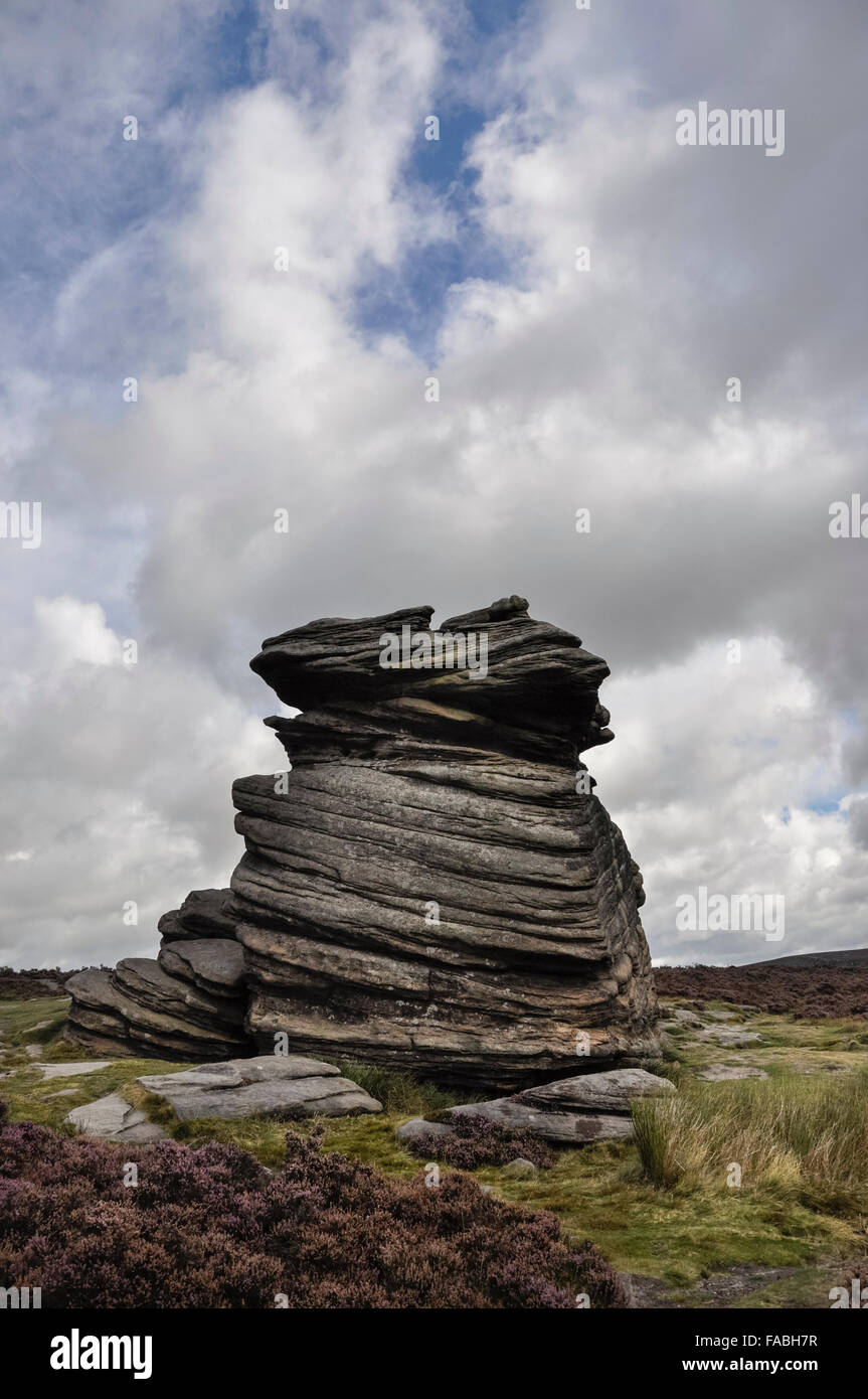 La mère, une meule de pierre meulière rocheux au-dessus bord dans le Peak District, Derbyshire. Banque D'Images