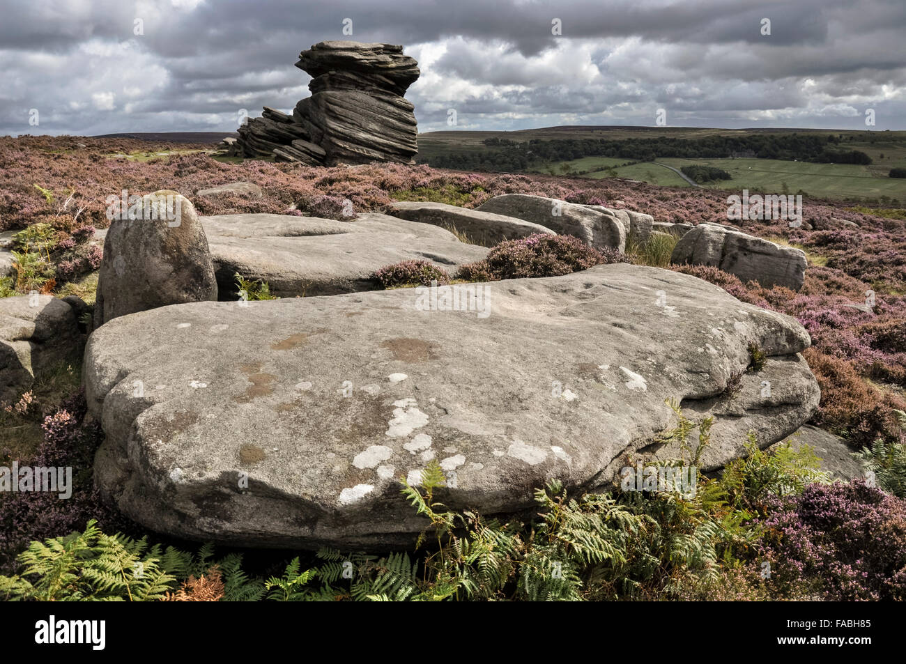 La mère, une meule de pierre meulière rocheux au-dessus bord dans le Peak District, Derbyshire. Banque D'Images