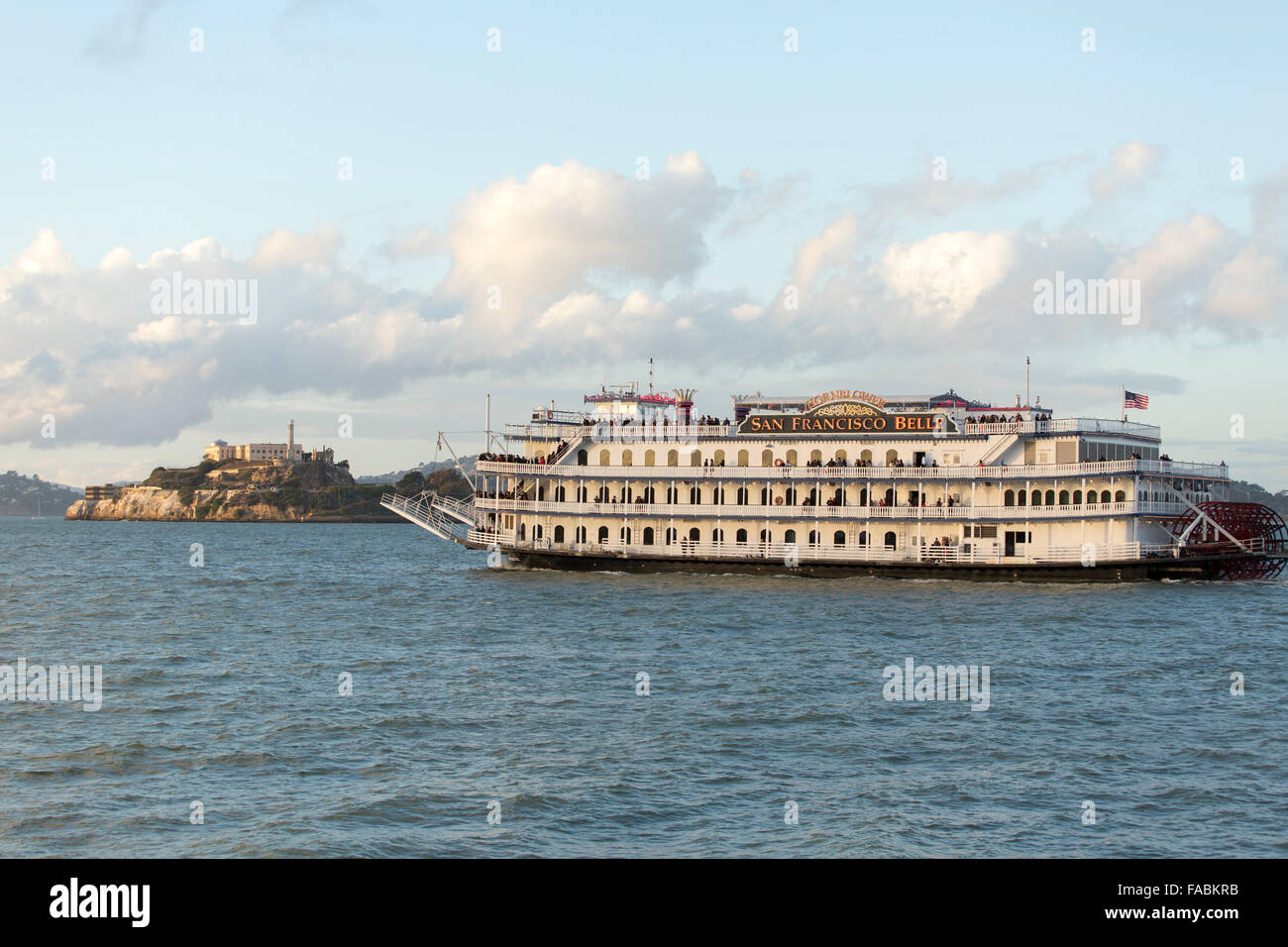 Le bateau à aubes historique San Francisco Belle à San Francisco Bay, Californie, États-Unis, approche de l'île d'Alcatraz Banque D'Images