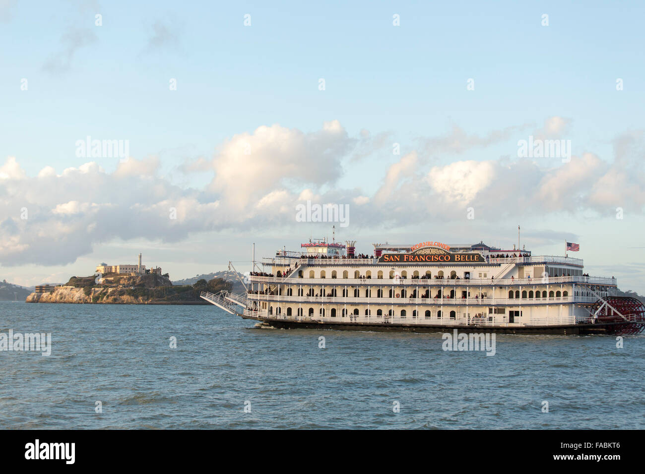 Le bateau à aubes historique San Francisco Belle à San Francisco Bay, Californie, États-Unis, approche de l'île d'Alcatraz Banque D'Images