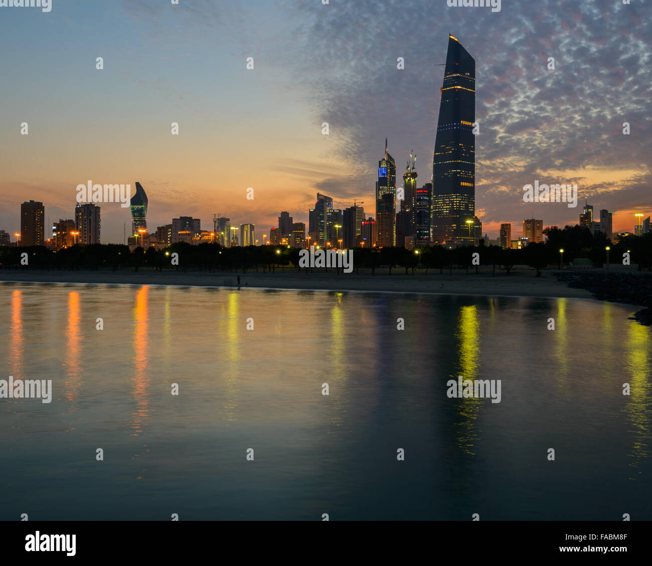 Koweït City skyline at sunset, doté d''Al-Hamra Banque D'Images