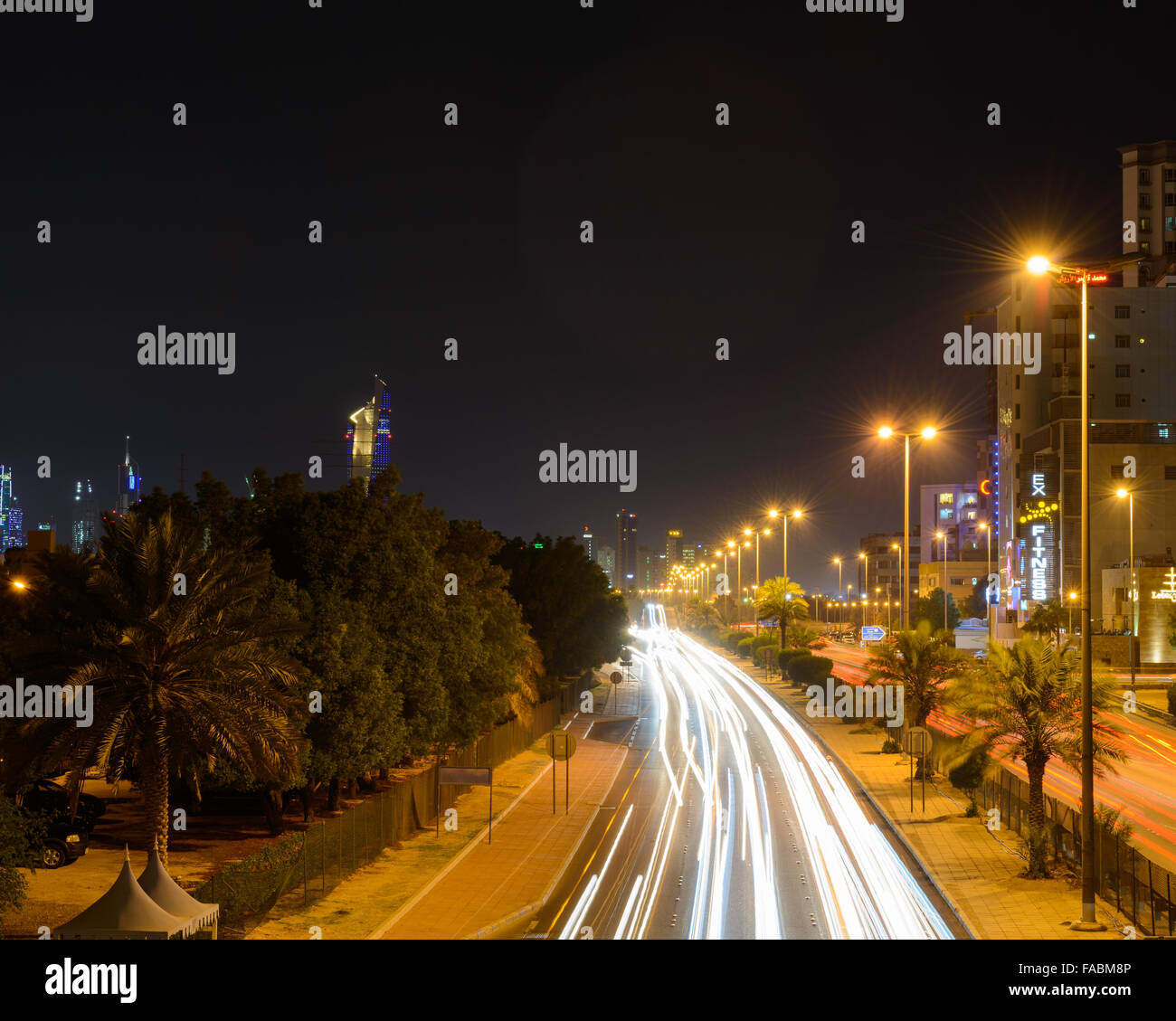 Le trafic de nuit sur la route 30 (Autoroute Fahaheel) intitulé dans et hors de la ville de Koweït Banque D'Images