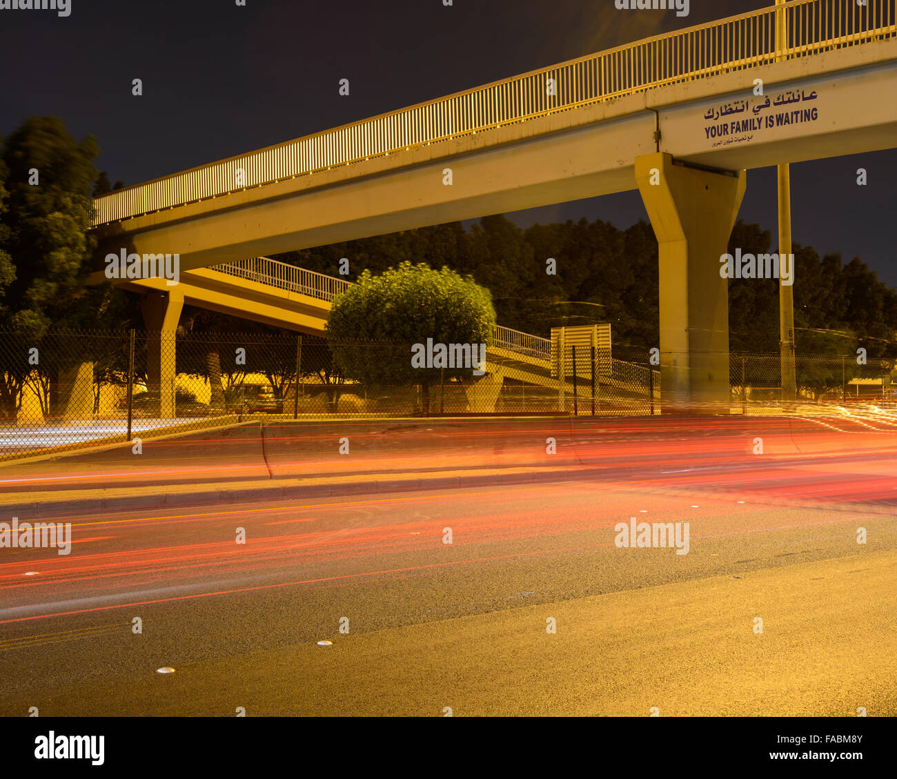 Passerelle pour piétons dans la nuit sur la route 30, Fahaheel Expressway, à Shaab, Koweït Banque D'Images