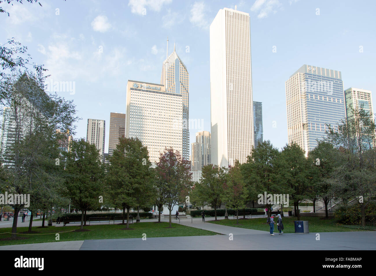 Vue de Millennium Park vers One Prudential Plaza à Chicago, Illinois, États-Unis, avec deux Prudential Plaza derrière et Aon Center sur la droite Banque D'Images