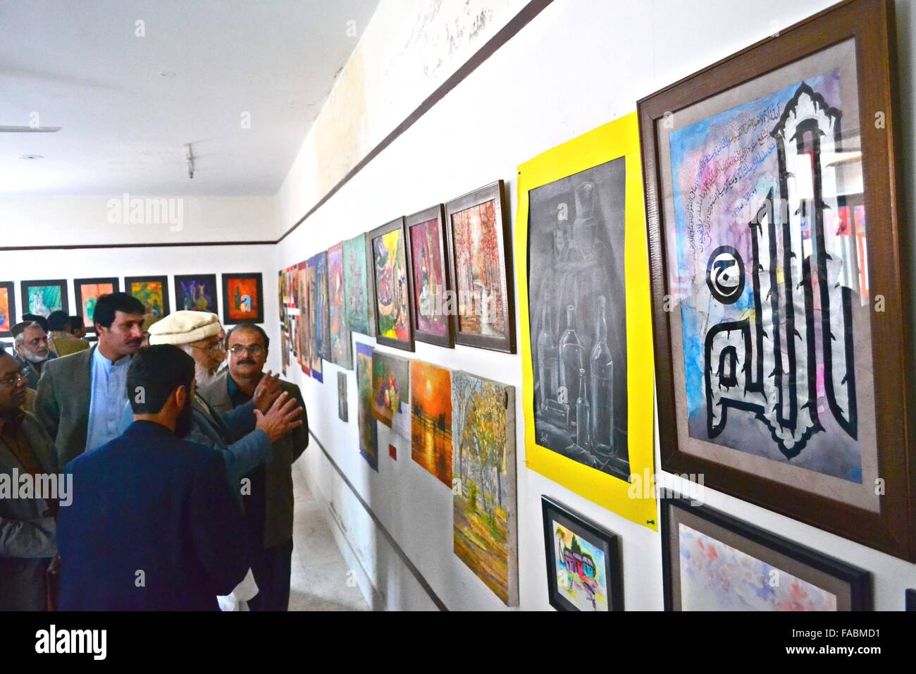 Quetta, Pakistan. 26 Décembre, 2015. Artistes âgés de Balochistan Manzoor Ullah Khan kakar et les autres invités de la visualisation de la réussite des arts étudiants au cours de l'exposition organisée par n'Arts Gallery. Credit : Din Muhammad Watanpaal/Alamy Live News Banque D'Images