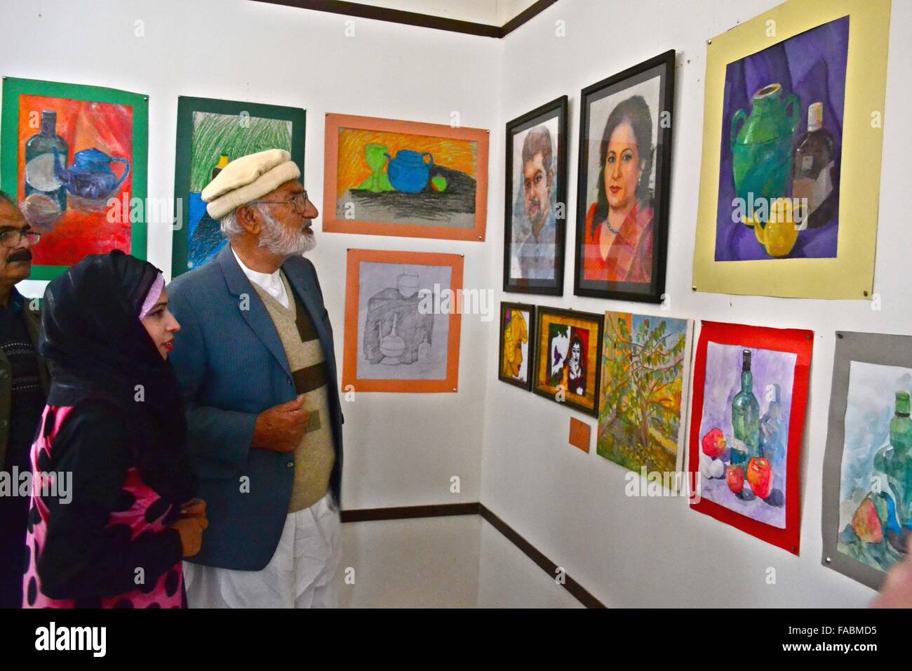 Quetta, Pakistan. 26 Décembre, 2015. Une fille de l'artiste parlant de son art à des artistes du Balouchistan Manzoor Ullah Kakar lors de l'exposition d'étudiants organisé par l'art s'Arts Gallery. Credit : Din Muhammad Watanpaal/Alamy Live News Banque D'Images