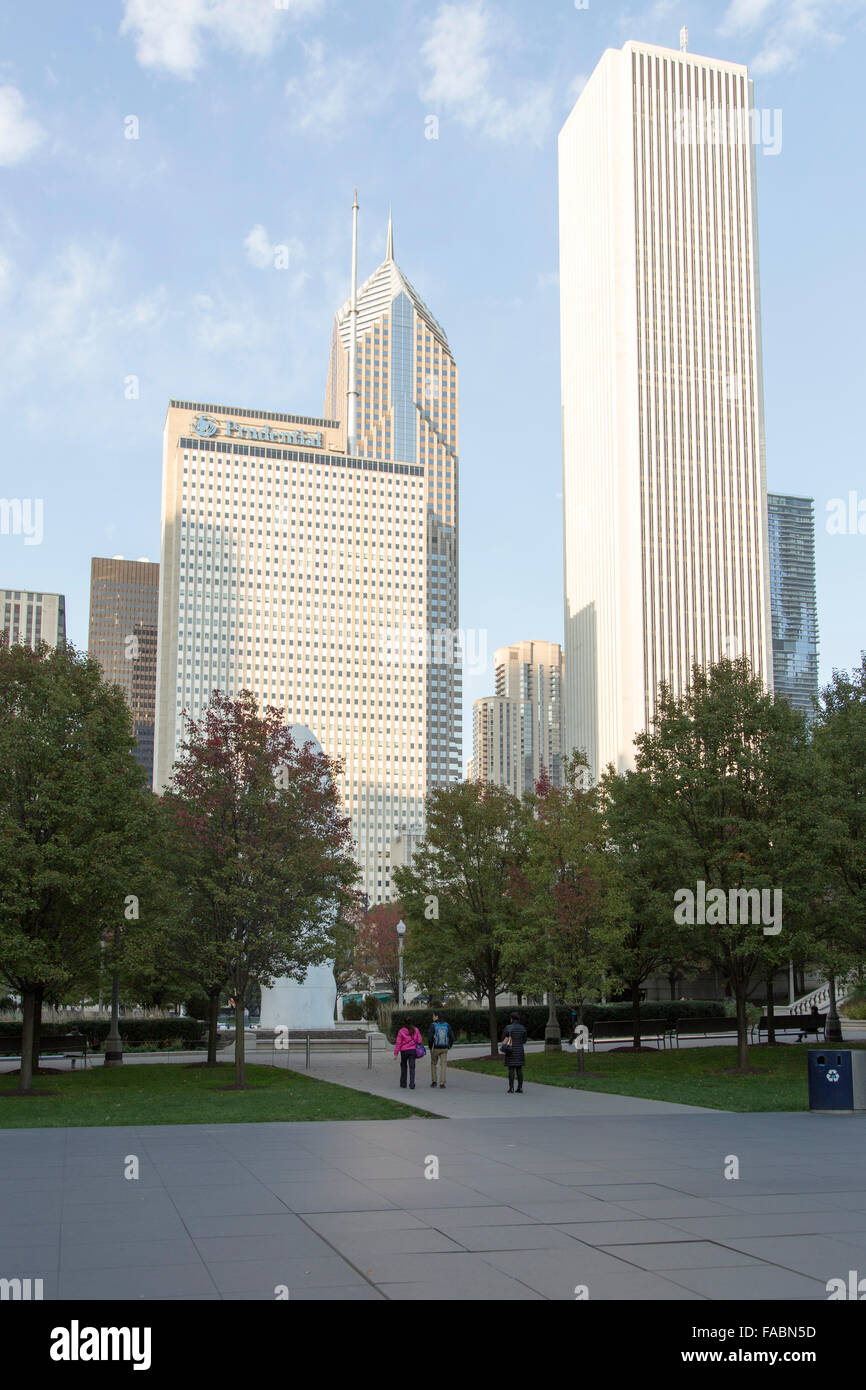 Vue de Millennium Park vers One Prudential Plaza à Chicago, Illinois, États-Unis, avec deux Prudential Plaza derrière et Aon Center sur la droite Banque D'Images