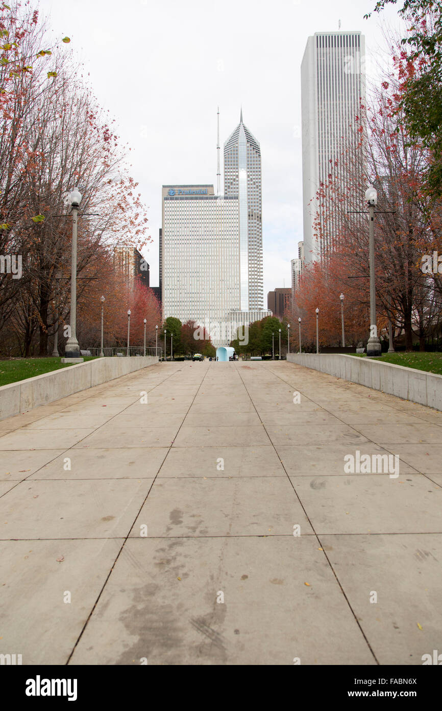 Vue de Millennium Park vers One Prudential Plaza à Chicago, Illinois, États-Unis, avec deux Prudential Plaza derrière et Aon Center sur la droite Banque D'Images