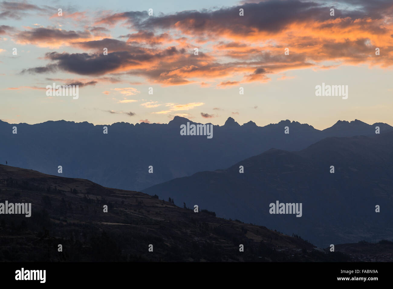 Photographie de silhouettes de montagne pendant l'heure du coucher du soleil sur le Santa Cruz Trek au Pérou. Banque D'Images