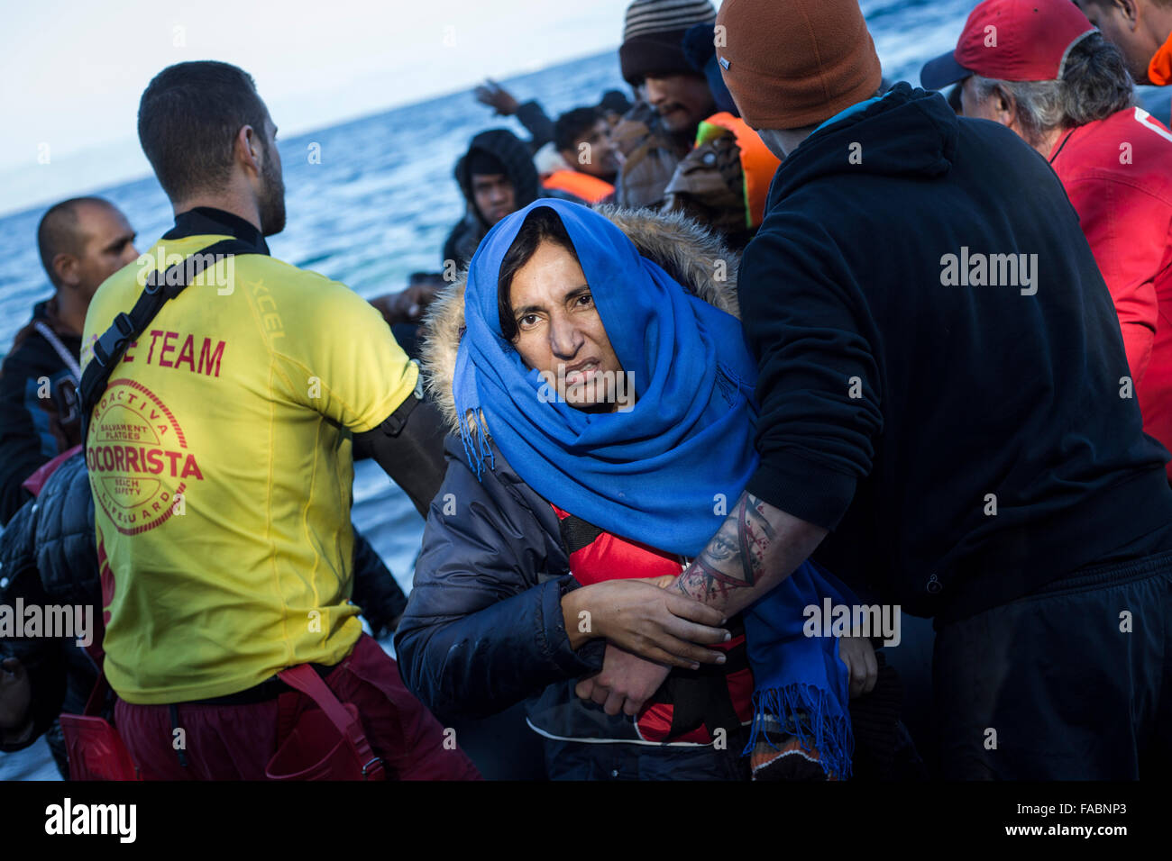 L'île de Lesvos, Grèce. Dec 26, 2015. Une femme afghane débarque sur la rive quelques minutes après son arrivée avec d'autres réfugiés et migrants dans un canot en caoutchouc voile venant de la côte turque à Skala Sikamineas sur l'île de Lesvos, Grèce, 26 décembre 2015. Photo : Baltagiannis Socrates/dpa/Alamy Live News Banque D'Images