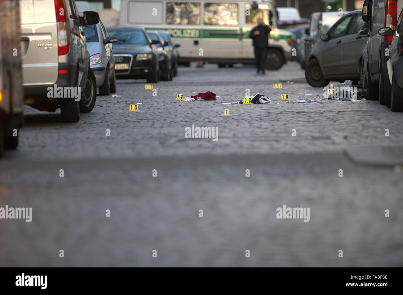 Berlin, Allemagne. Dec 26, 2015. Étiquettes jaune marque la preuve d'une scène de crime après une mort par balle dans le quartier de Wedding à Berlin, Allemagne, 26 décembre 2015. Mort d'un homme et trois ont été gravement blessés après une fusillade mortelle dans un mariage, a déclaré le porte-parole de la police. Un groupe de quatre hommes ont été attaqués dans la rue à midi et gravement blessé par balle et poignardé. Photo : Paul Zinken/dpa/Alamy Live News Banque D'Images