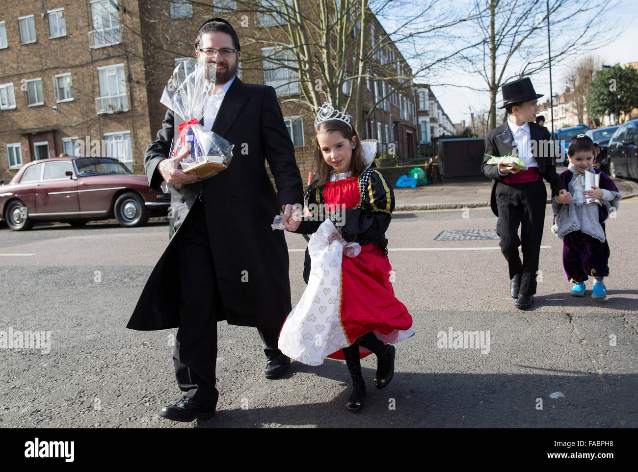 Les membres de la communauté juive à Stamford Hill au nord de Londres prendre part à la fête religieuse de Pourim Banque D'Images