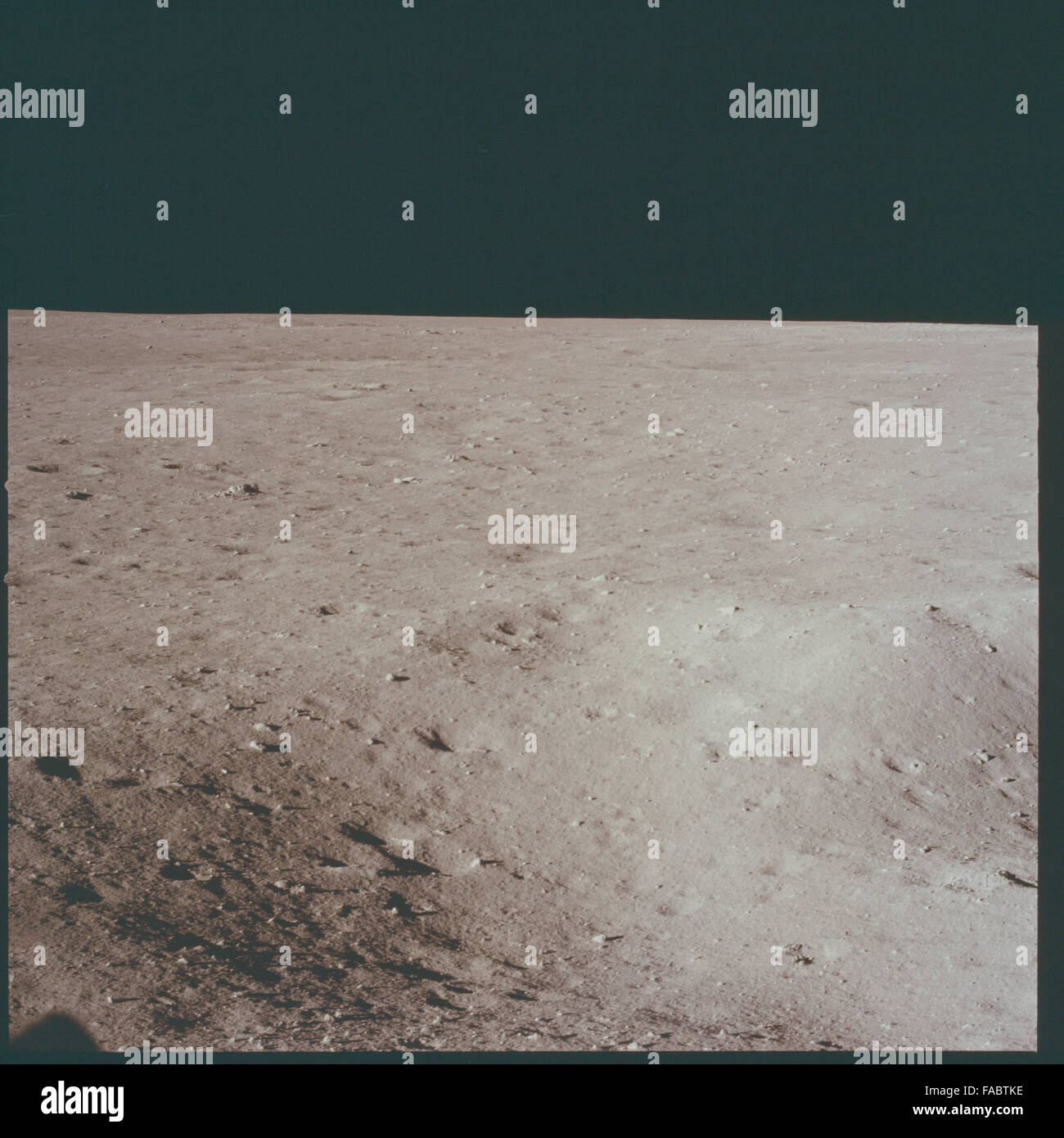 Ces archives photographiques intactes d'Apollo 11 contiennent des images du premier atterrissage lunaire habité historique. Les astronautes Neil Armstrong et Buzz Aldrin explorent la surface lunaire, tandis que Michael Collins est resté en orbite à bord du module de commandement. La collection présente les premières empreintes humaines sur la Lune, le module lunaire et l'emblématique descente de l'aigle. Banque D'Images