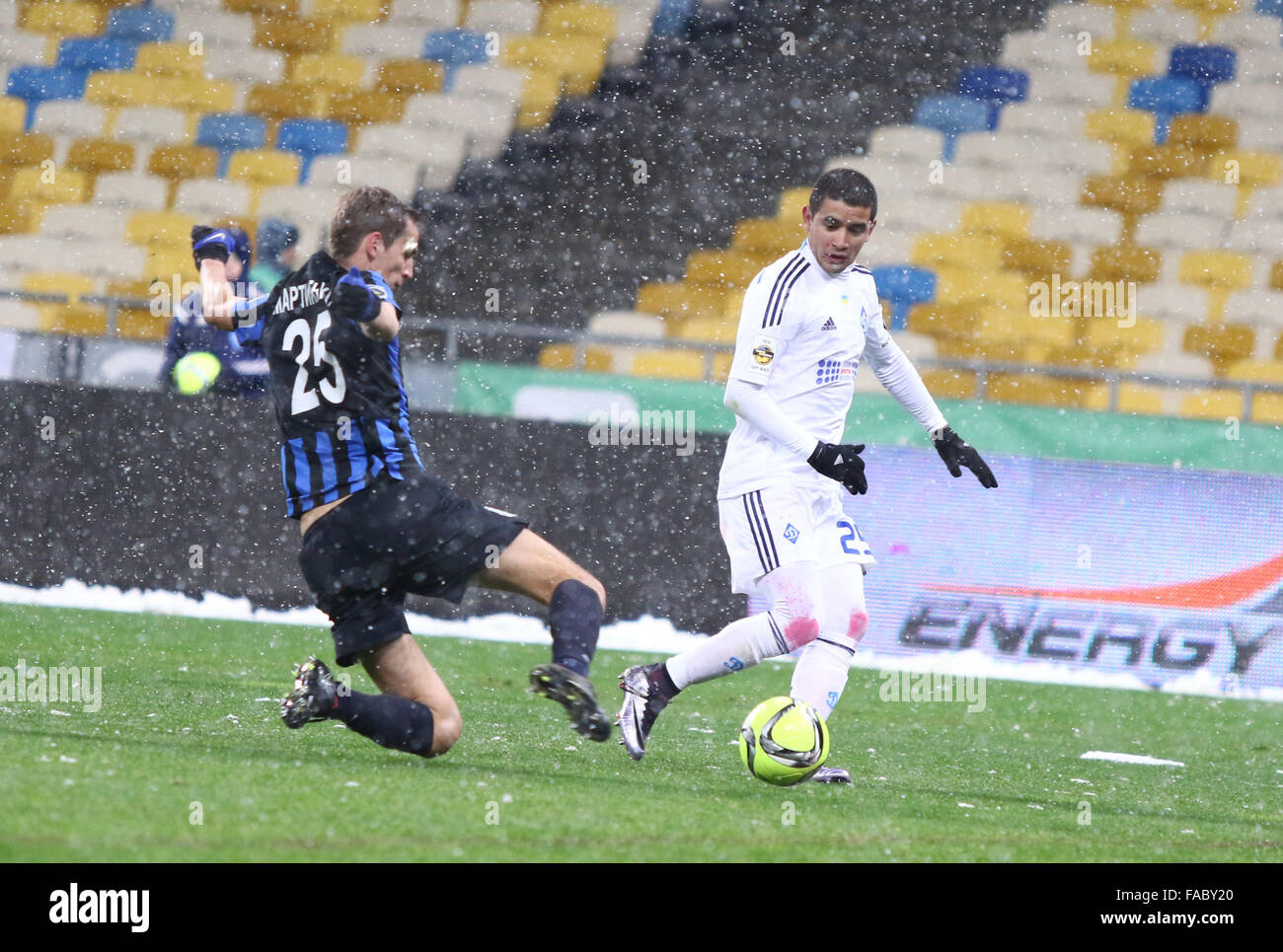 Kiev, UKRAINE - le 29 novembre 2015 : Derlis Gonzalez de Dynamo Kiev (R) se bat pour une balle avec Yevhen Martynenko du FC Chornomoret Banque D'Images