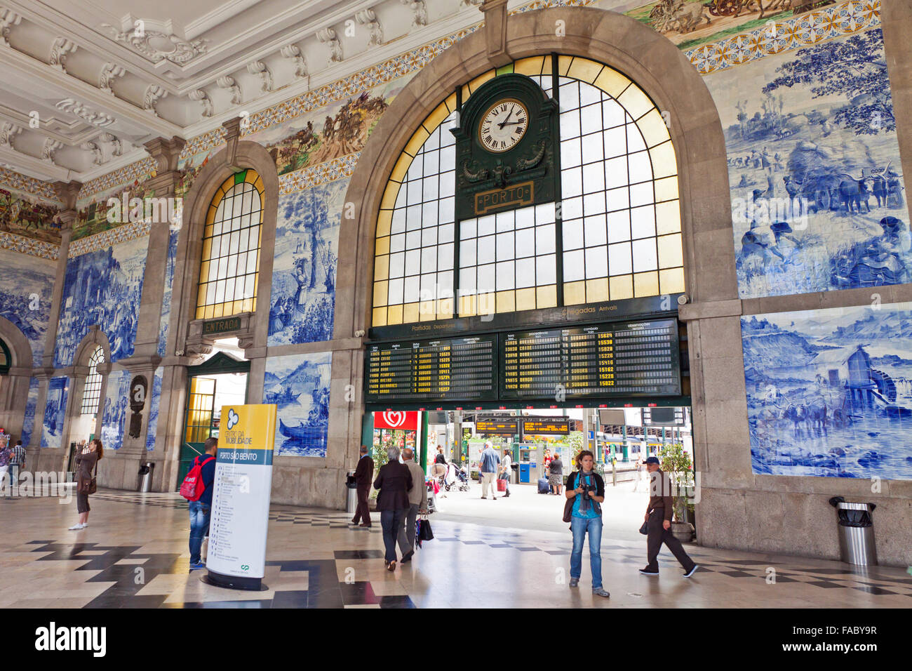 PORTO, PORTUGAL - 20 juin 2013 : la céramique peinte tileworks (azulejos) sur les murs de la salle principale de la gare de São Bento à Porto. Le bâtiment de gare est une attraction touristique populaire de l'Europe Banque D'Images