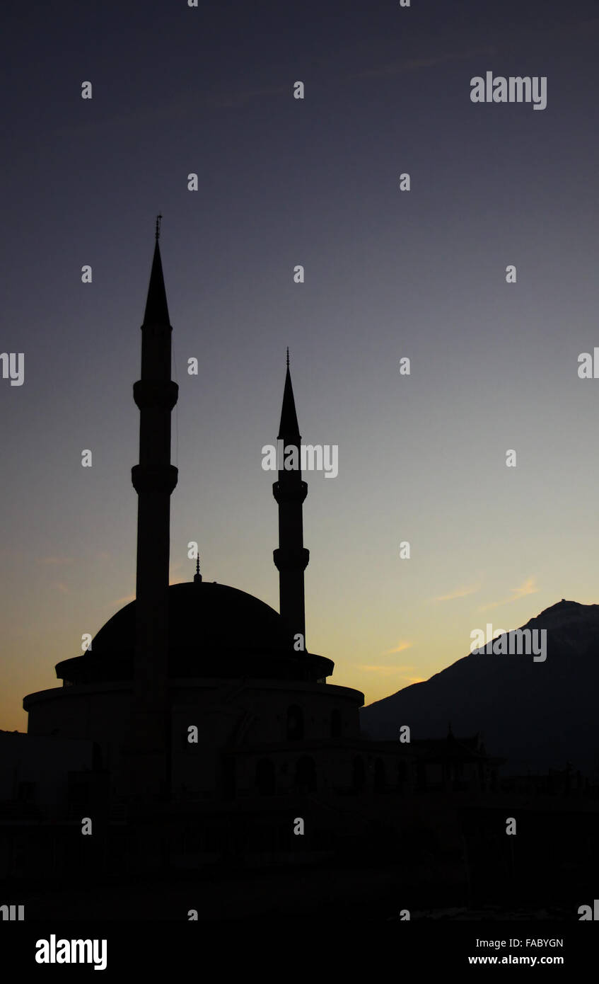 Mosquée bleue sombre silhouette au coucher du soleil, avec des montagnes en arrière-plan, la ville de Kemer, Turquie Banque D'Images