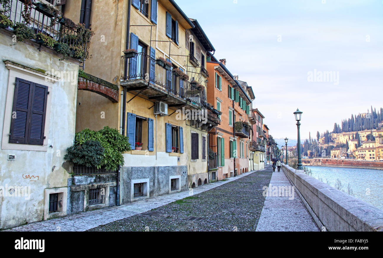 Rue du remblai du fleuve Adige à Vérone, Italie Banque D'Images