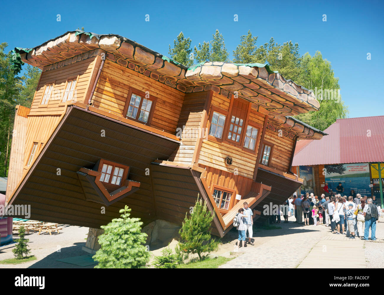 Szymbark - Maison à l'envers, projet original en musée à ciel ouvert de l'architecture en bois, Pologne Banque D'Images