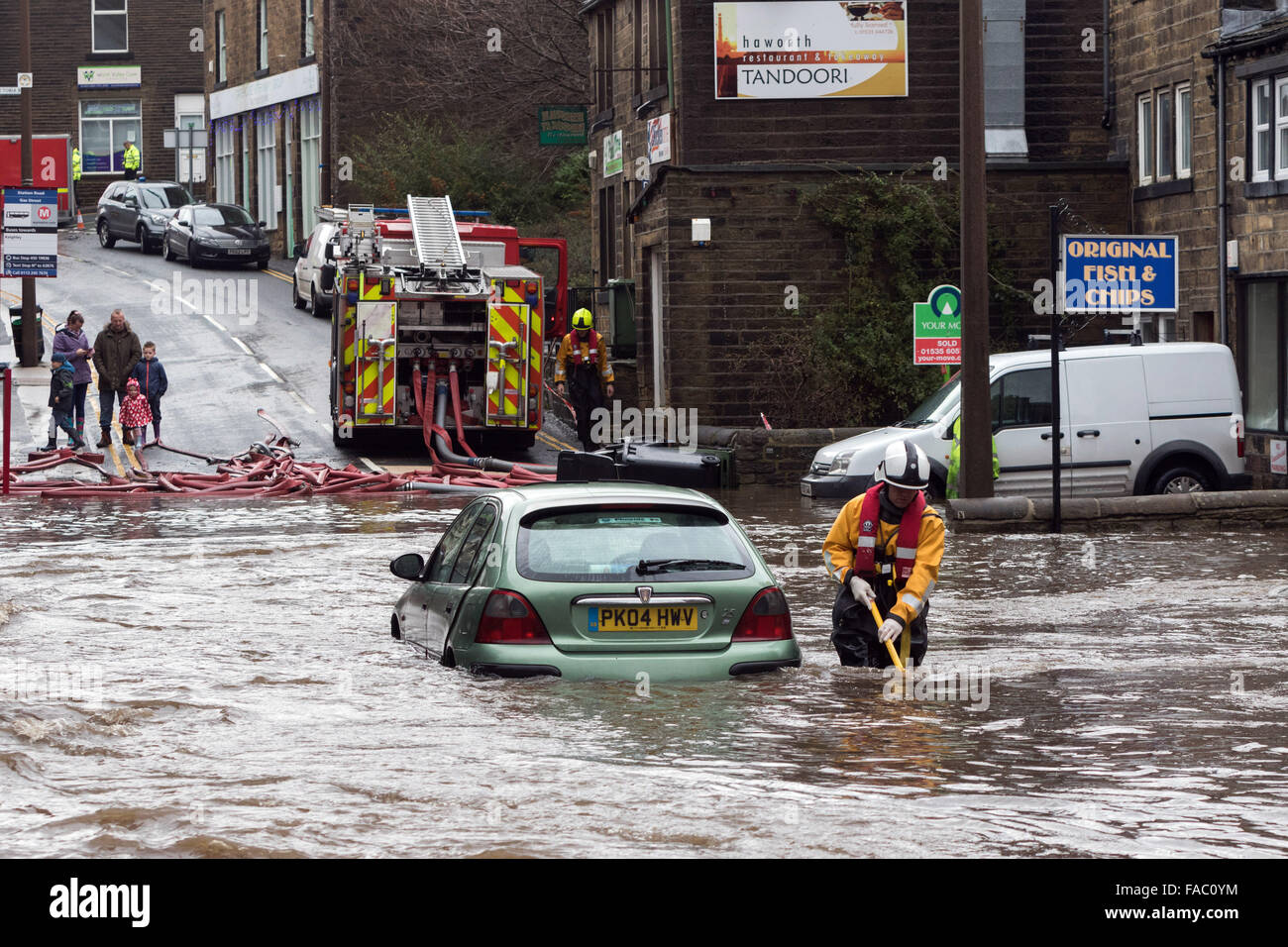 Haworth, au Royaume-Uni. 26 décembre 2105. Un pompier fait son chemin à travers les inondations à Haworth, dans le Yorkshire de l'Ouest à la suite de fortes pluies dans le nord de l'Angleterre : grough Crédit.co.uk/Alamy Live News Banque D'Images