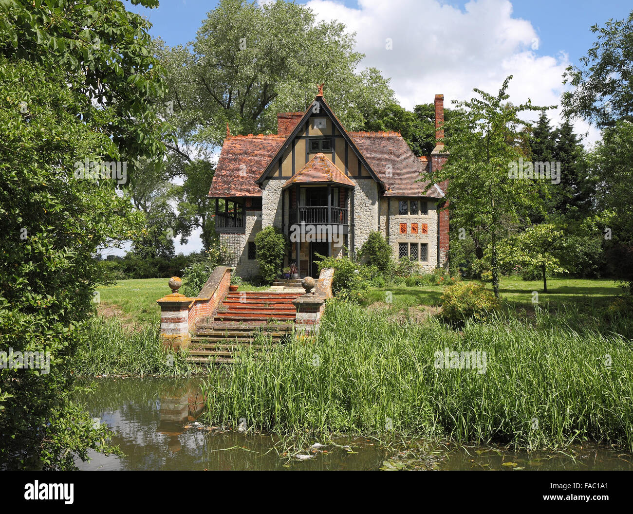 English chalet au bord et le jardin avec des marches menant à l'eau Banque D'Images