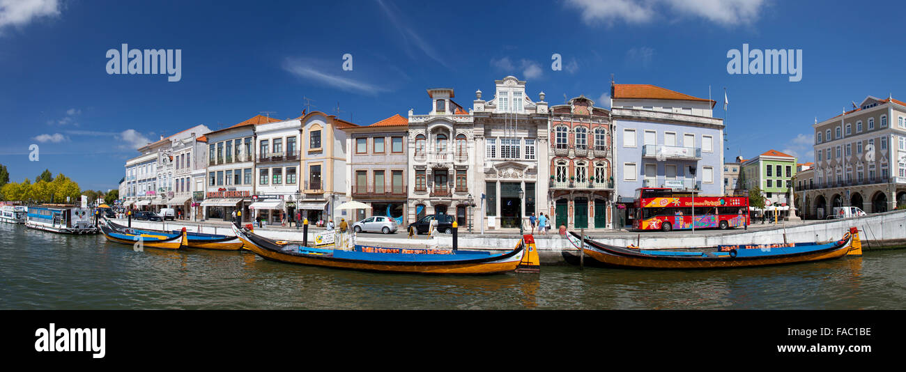 AVEIRO, PORTUGAL - 26 août 2014 : Moliceiro bateau le long du canal central d'Aveiro, Portugal Banque D'Images