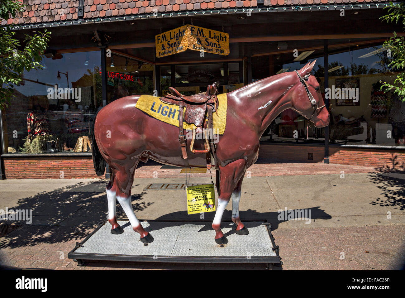 Quarter Horse en fibre de l'éclair sur l'extérieur affichage F.M. L'ouest lumière outfitters à Steamboat Springs, Colorado. Le cheval a été à l'extérieur du magasin depuis 1949. Banque D'Images