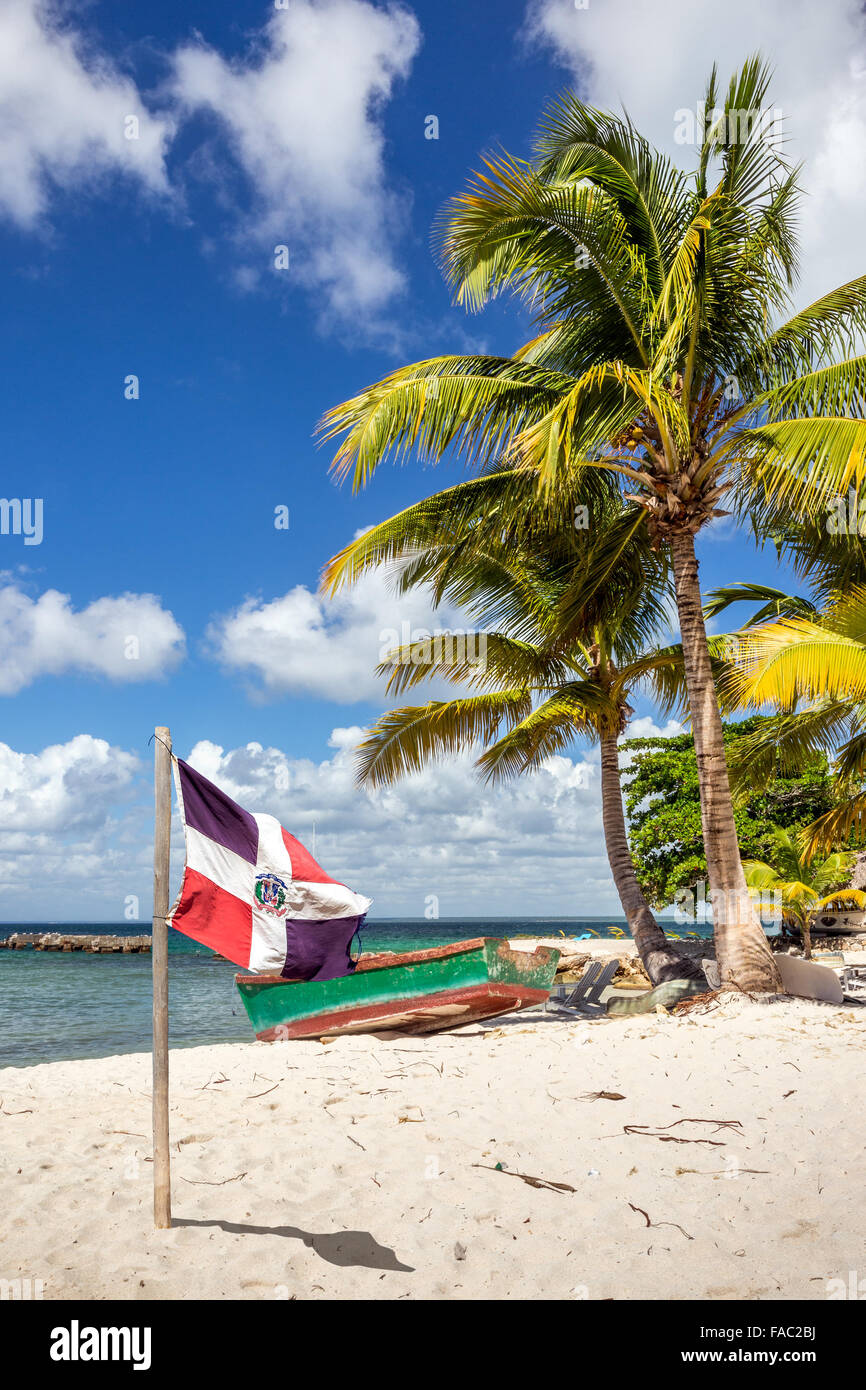 Belle plage des Caraïbes et la République dominicaine d'un drapeau Banque D'Images