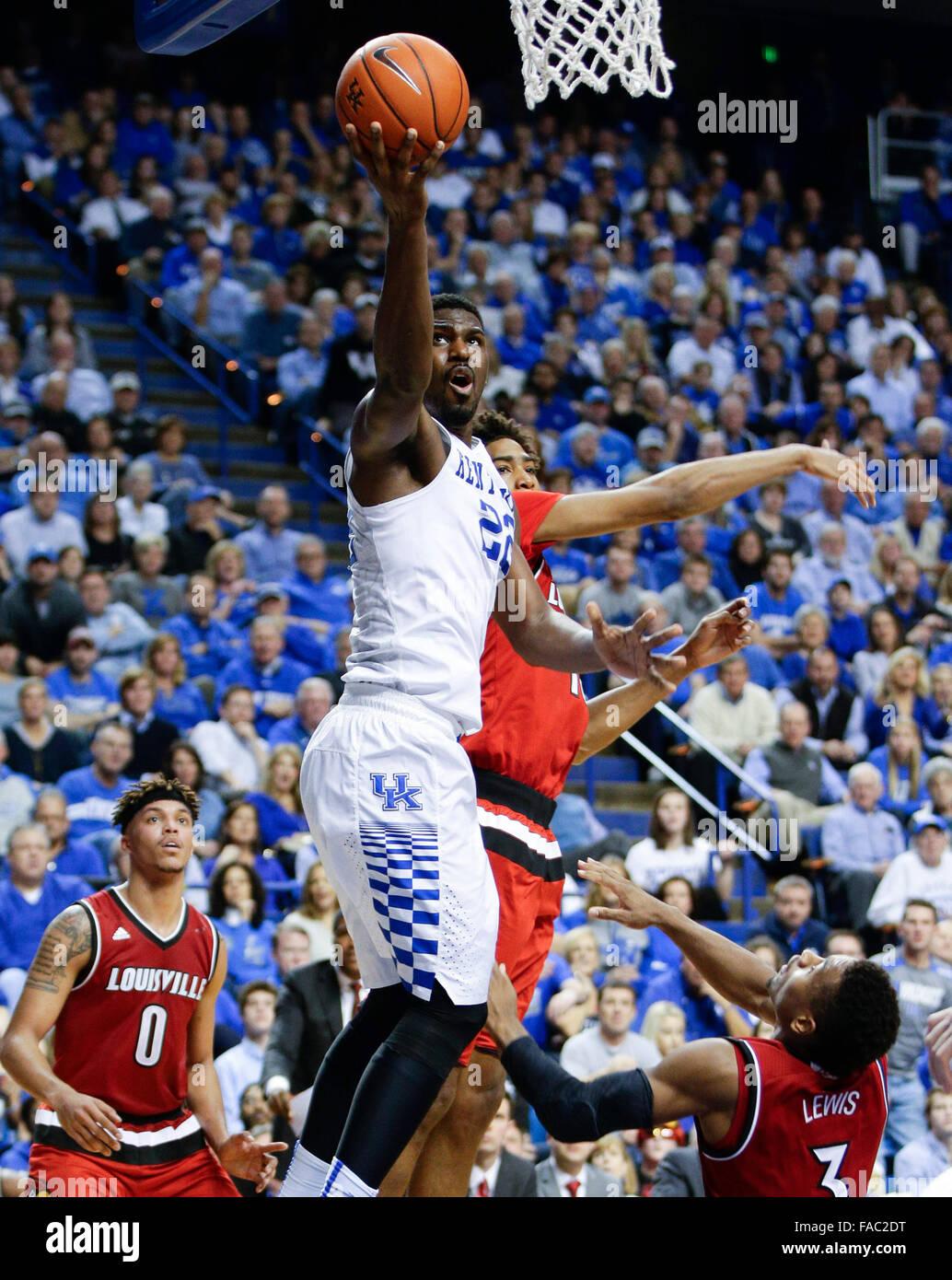 Lexington, Kentucky, USA. Dec 26, 2015. Kentucky Wildcats avant Alex Poythress (22) a base de deux de ses 14 points dans le Kentucky Louisville 75-73 défait le samedi 26 décembre 2015 à Lexington, KY. © Lexington Herald-Leader/ZUMA/Alamy Fil Live News Banque D'Images