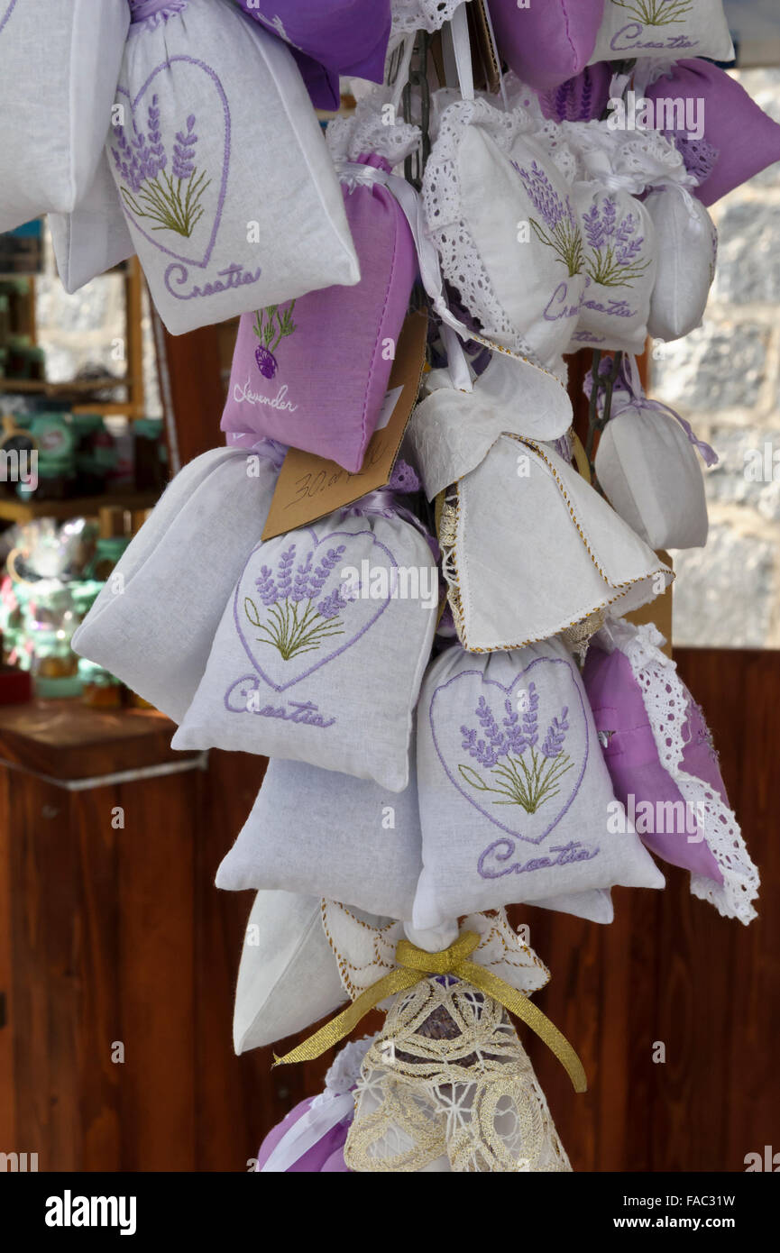 Une sélection de petits sacs floraux parfumés en vente à Dubrovnik, Croatie. Banque D'Images