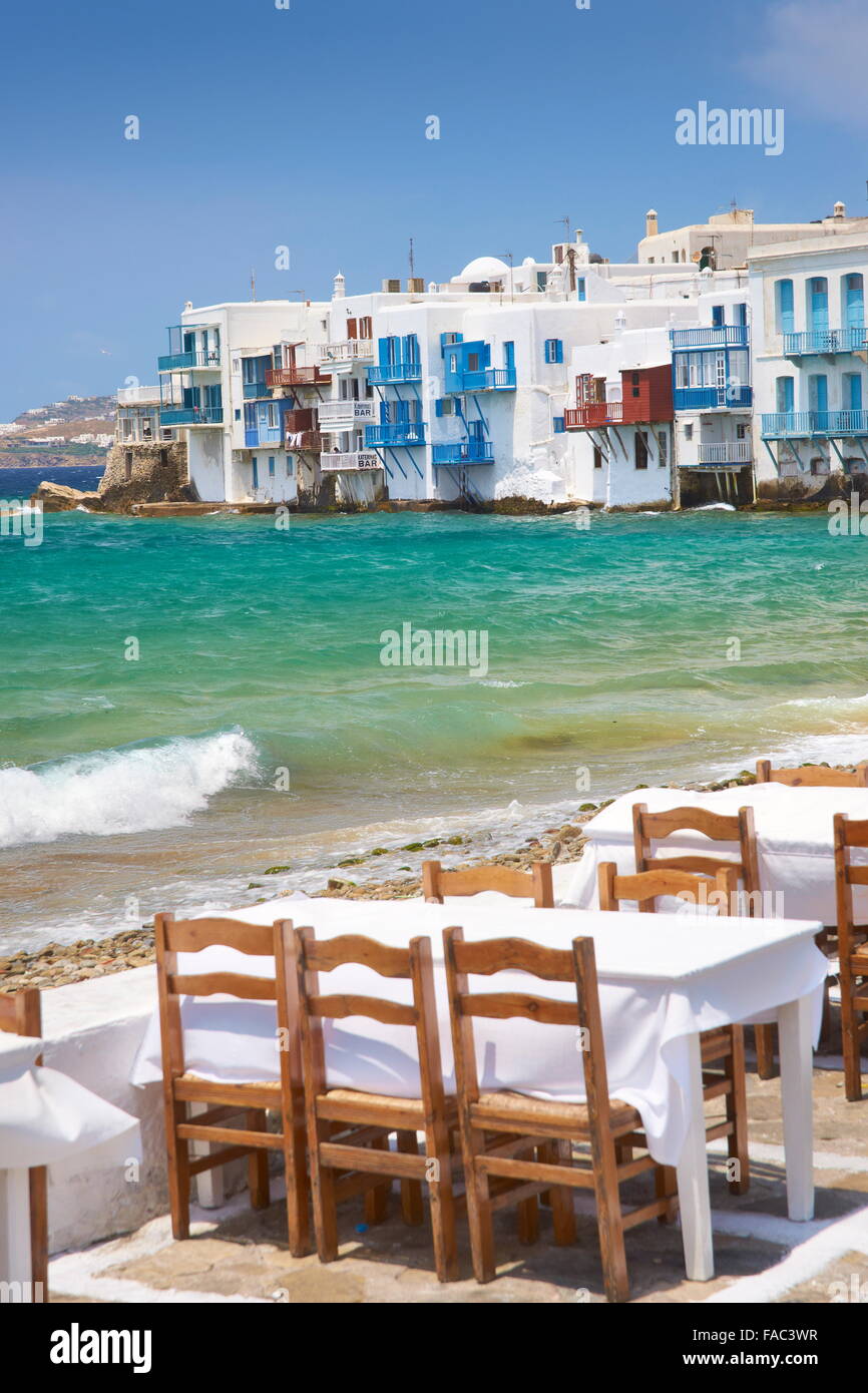 Café restaurant dans la ville de Mykonos, Chora, la Petite Venise dans l'arrière-plan - l'île de Mykonos, Cyclades, Grèce Banque D'Images
